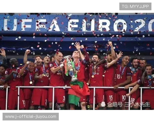 冠军球队赛季回顾大会展示团队奋斗历程与数据亮点，冠军联赛