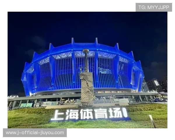 上海申花拉唐边路突破成功吸引犯规，展现精湛技艺与战术智慧