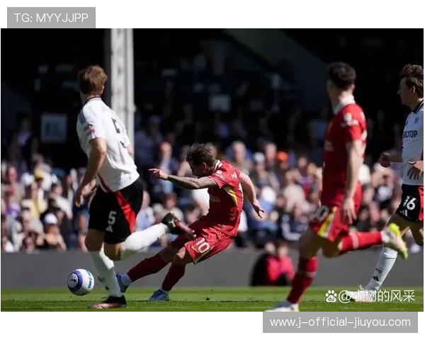 利物浦中场穿插频繁，撕裂对方防线，制造失误！